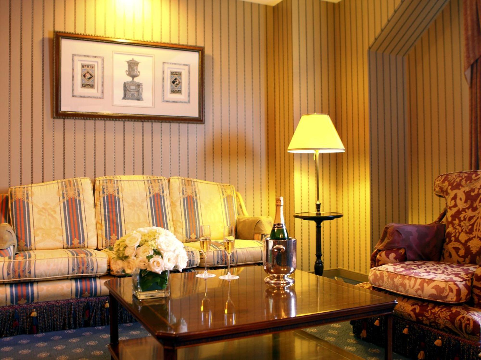 Hotel Den Haag Huis Ten Bosch Сасебо Екстер'єр фото The interior of a suite at the Ritz